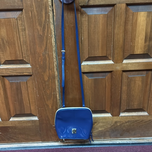 Dooney & Bourke Crossbody Bag. - Picture 5 of 8